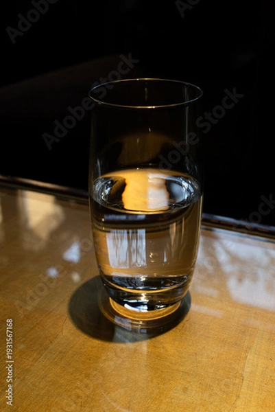 Obraz グラスに注いだ水