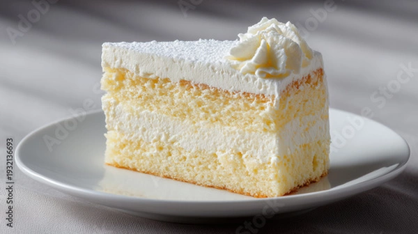 Obraz 真っ白な生クリームとふんわりとしたスポンジ生地が重なる上品なショートケーキ