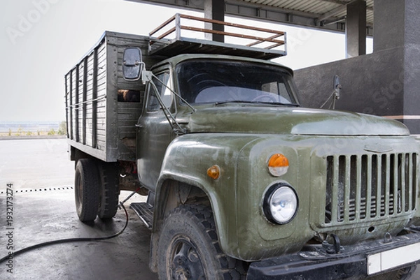 Obraz 給ガスする羊を運ぶレトロなトラック
