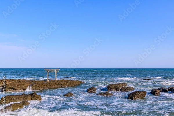 Obraz 大洗磯前神社の海に立つ神磯の鳥居
