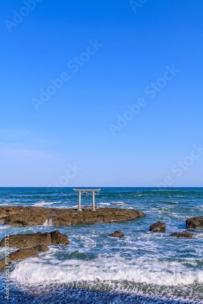 Obraz 大洗磯前神社の海に立つ神磯の鳥居
