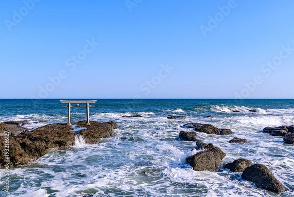 Obraz 大洗磯前神社の海に立つ神磯の鳥居
