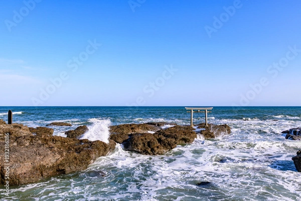 Obraz 大洗磯前神社の海に立つ神磯の鳥居
