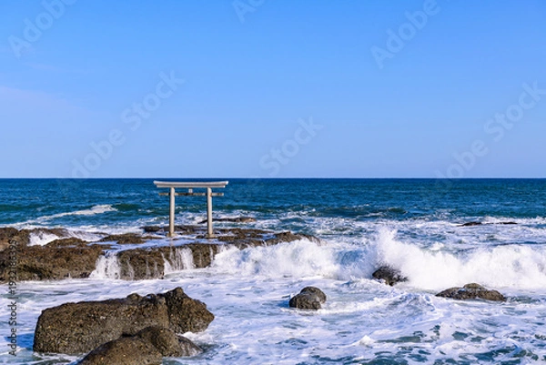 Obraz 大洗磯前神社の海に立つ神磯の鳥居
