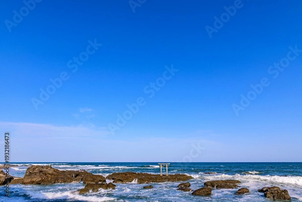 Obraz 大洗磯前神社の海に立つ神磯の鳥居
