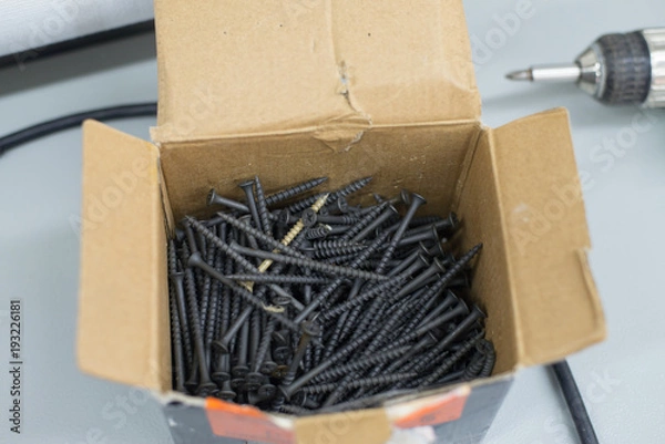 Obraz screws in the box