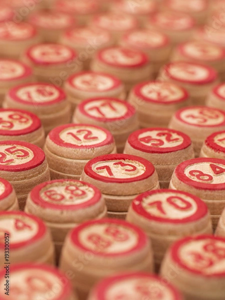 Obraz kulki z numerami bingo.