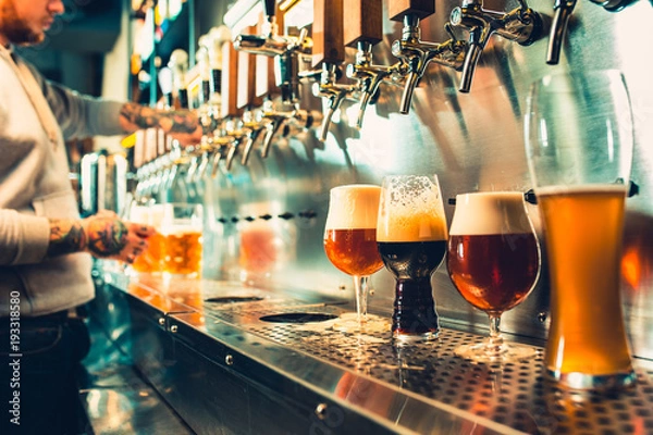 Fototapeta Szklanka piwa z beczką, butelka i świeży chmiel martwa