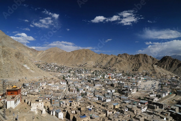 Obraz panorama indyjskiego miasta leh leżacego w stanie dżammu i kaszmir w regionie ladakh z widokiem na góry