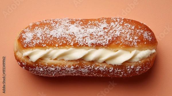 Obraz 粉砂糖をふりかけたたっぷりのクリームが詰まったふっくらと美味しそうなコッペパン