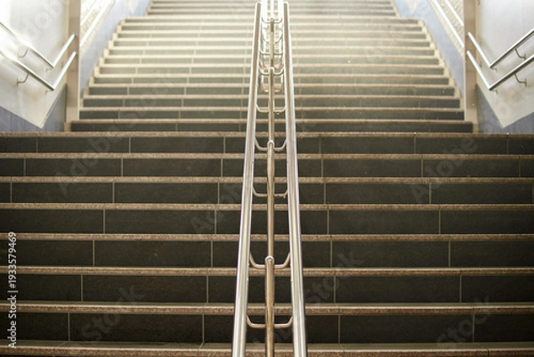 Obraz 地下鉄の駅の階段の様子