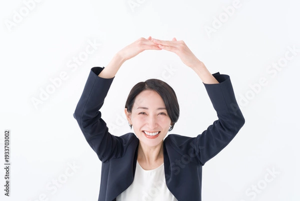 Fototapeta 丸を作るビジネスウーマン
