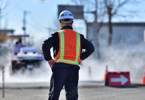 Obraz 街路舗装工事を監督する工事部長