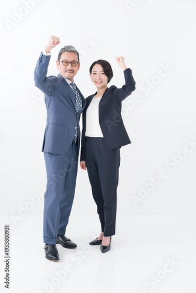 Fototapeta ガッツポーズをするビジネスマン男女