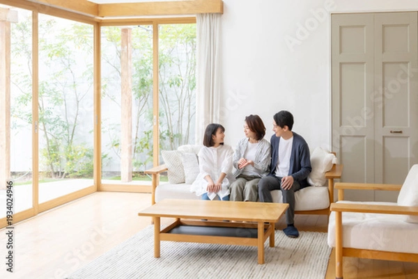 Obraz リビングで話す家族