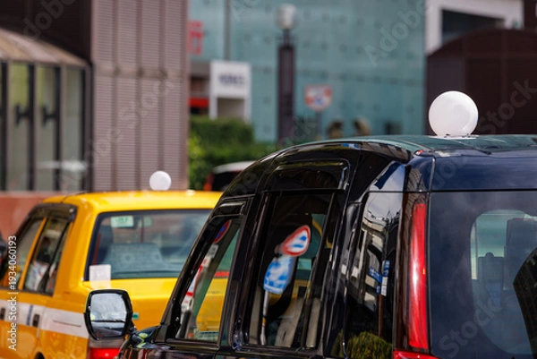 Obraz 街角で客待ちをするタクシーの列