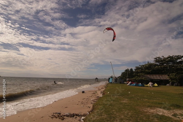 Obraz 에메랄드빛 바다 위에서 시원하게 바람을 가르며 카이트 서핑을 즐기는 역동적인 해양 스포츠 풍경
