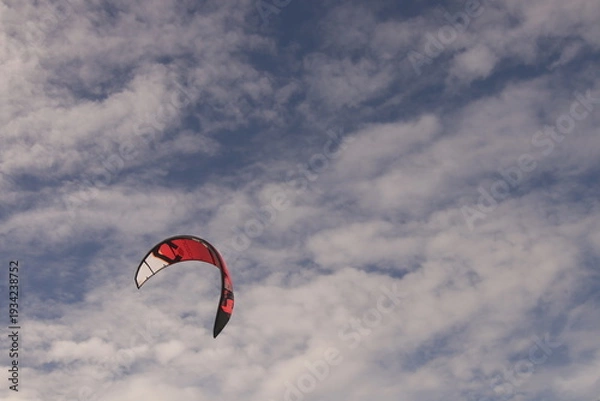 Obraz 에메랄드빛 바다 위에서 시원하게 바람을 가르며 카이트 서핑을 즐기는 역동적인 해양 스포츠 풍경
