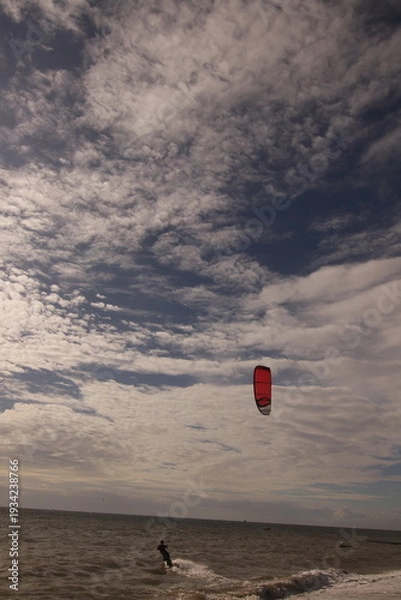Obraz 에메랄드빛 바다 위에서 시원하게 바람을 가르며 카이트 서핑을 즐기는 역동적인 해양 스포츠 풍경
