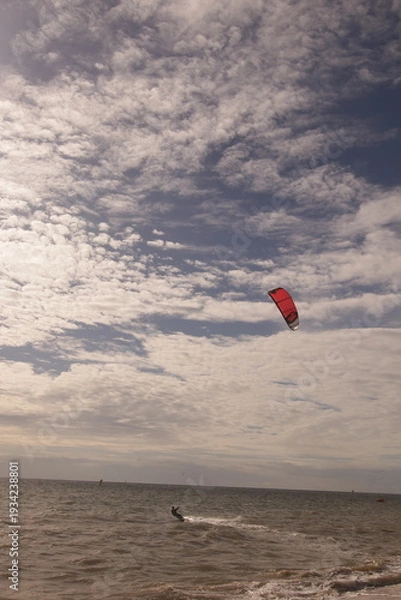 Obraz 에메랄드빛 바다 위에서 시원하게 바람을 가르며 카이트 서핑을 즐기는 역동적인 해양 스포츠 풍경
