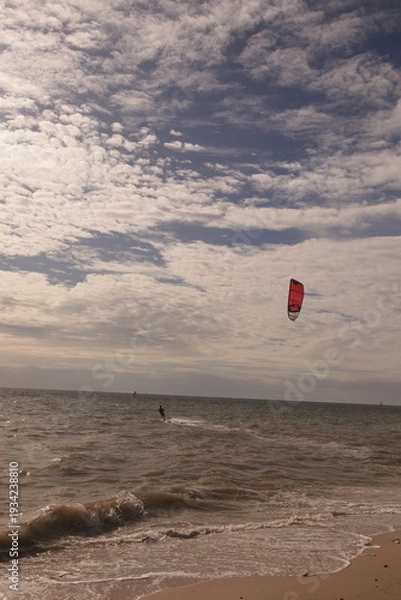 Obraz 에메랄드빛 바다 위에서 시원하게 바람을 가르며 카이트 서핑을 즐기는 역동적인 해양 스포츠 풍경
