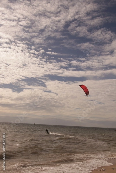 Obraz 에메랄드빛 바다 위에서 시원하게 바람을 가르며 카이트 서핑을 즐기는 역동적인 해양 스포츠 풍경
