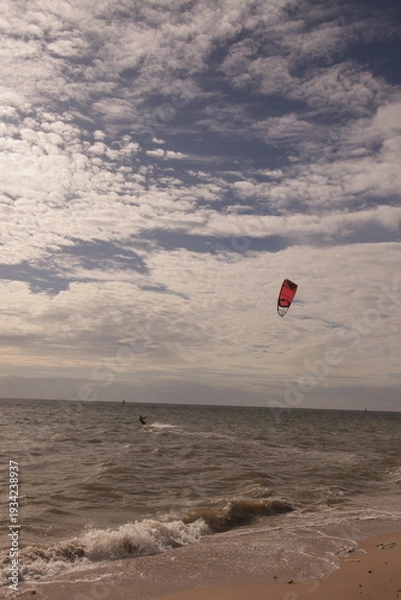 Obraz 에메랄드빛 바다 위에서 시원하게 바람을 가르며 카이트 서핑을 즐기는 역동적인 해양 스포츠 풍경
