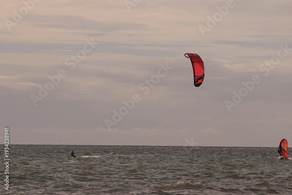 Obraz 에메랄드빛 바다 위에서 시원하게 바람을 가르며 카이트 서핑을 즐기는 역동적인 해양 스포츠 풍경
