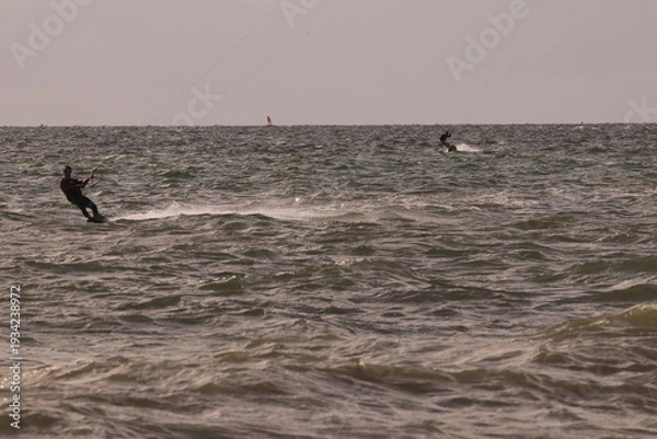 Obraz 에메랄드빛 바다 위에서 시원하게 바람을 가르며 카이트 서핑을 즐기는 역동적인 해양 스포츠 풍경
