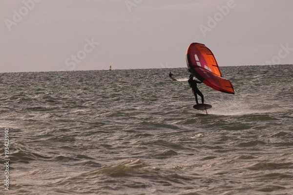 Obraz 에메랄드빛 바다 위에서 시원하게 바람을 가르며 카이트 서핑을 즐기는 역동적인 해양 스포츠 풍경
