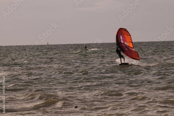 Obraz 에메랄드빛 바다 위에서 시원하게 바람을 가르며 카이트 서핑을 즐기는 역동적인 해양 스포츠 풍경
