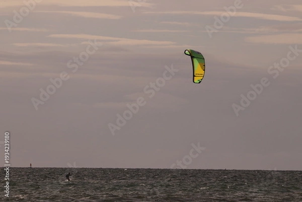 Obraz 에메랄드빛 바다 위에서 시원하게 바람을 가르며 카이트 서핑을 즐기는 역동적인 해양 스포츠 풍경
