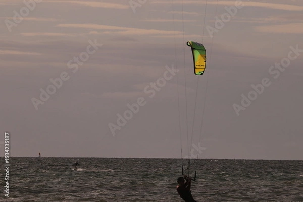 Obraz 에메랄드빛 바다 위에서 시원하게 바람을 가르며 카이트 서핑을 즐기는 역동적인 해양 스포츠 풍경
