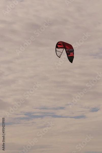 Obraz 에메랄드빛 바다 위에서 시원하게 바람을 가르며 카이트 서핑을 즐기는 역동적인 해양 스포츠 풍경
