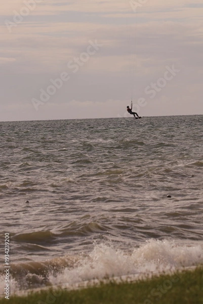 Obraz 에메랄드빛 바다 위에서 시원하게 바람을 가르며 카이트 서핑을 즐기는 역동적인 해양 스포츠 풍경
