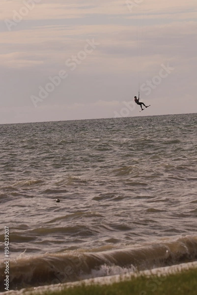 Obraz 에메랄드빛 바다 위에서 시원하게 바람을 가르며 카이트 서핑을 즐기는 역동적인 해양 스포츠 풍경
