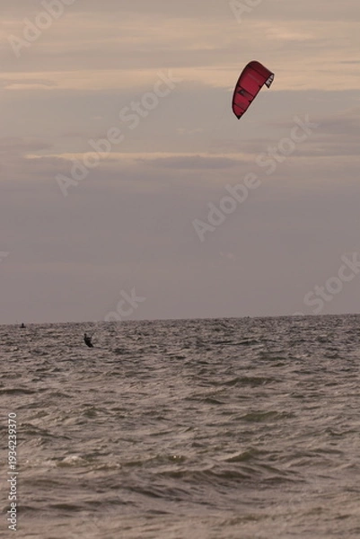 Obraz 에메랄드빛 바다 위에서 시원하게 바람을 가르며 카이트 서핑을 즐기는 역동적인 해양 스포츠 풍경
