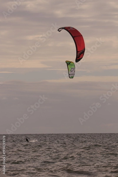 Obraz 에메랄드빛 바다 위에서 시원하게 바람을 가르며 카이트 서핑을 즐기는 역동적인 해양 스포츠 풍경
