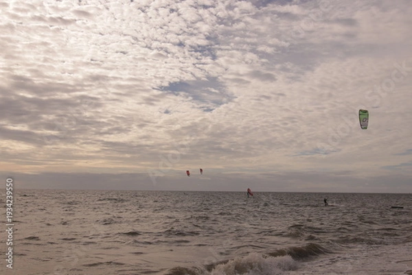 Obraz 에메랄드빛 바다 위에서 시원하게 바람을 가르며 카이트 서핑을 즐기는 역동적인 해양 스포츠 풍경
