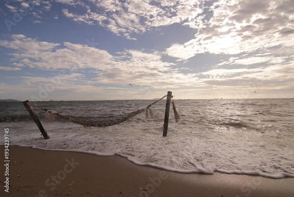Obraz 에메랄드빛 해변에 설치된 해먹 위로 밀려오는 역동적인 파도와 시원한 여름 휴양지 풍경
