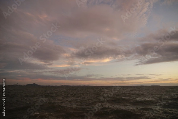 Obraz 푸른 하늘 위로 펼쳐진 기하학적이고 특이한 형태의 구름과 신비로운 기상 현상 풍경
