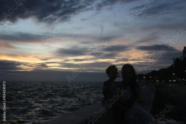 Obraz 푸른 하늘 위로 펼쳐진 기하학적이고 특이한 형태의 구름과 신비로운 기상 현상 풍경
