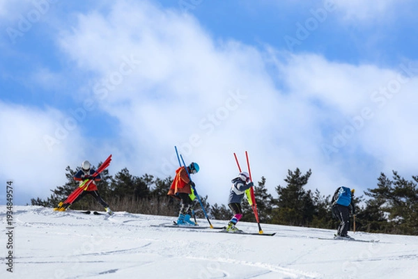 Obraz スキー競技のコース設定をするスキーヤー達