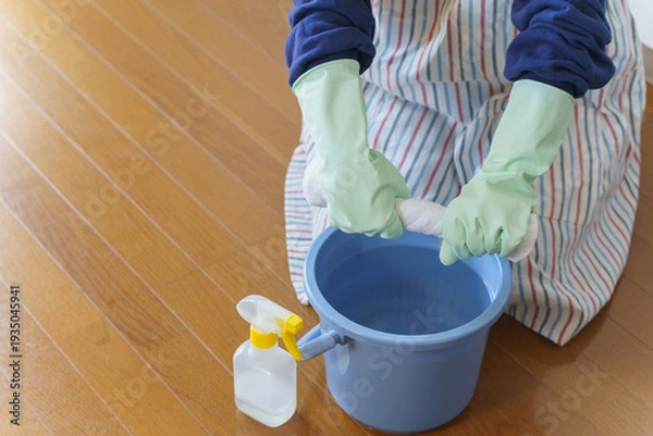 Obraz 雑巾をしぼる｜床・フローリングの拭き掃除
