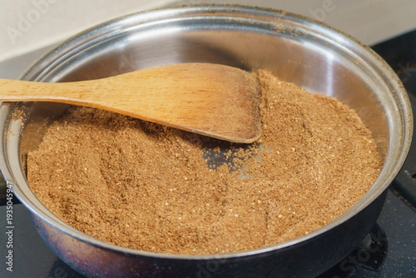 Obraz 煎りぬか(炒りぬか)・フライパンで深煎りして茶色くなった米ぬか