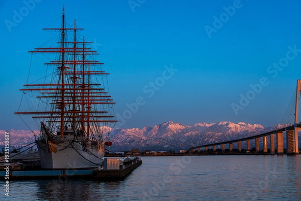 Obraz 夕方の海王丸パークから新湊大橋と海王丸を前景にピンク色染まる立山連峰アーベンロート