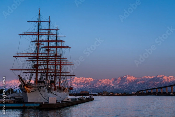 Obraz 夕方の海王丸パークから新湊大橋と海王丸を前景にピンク色染まる立山連峰アーベンロート