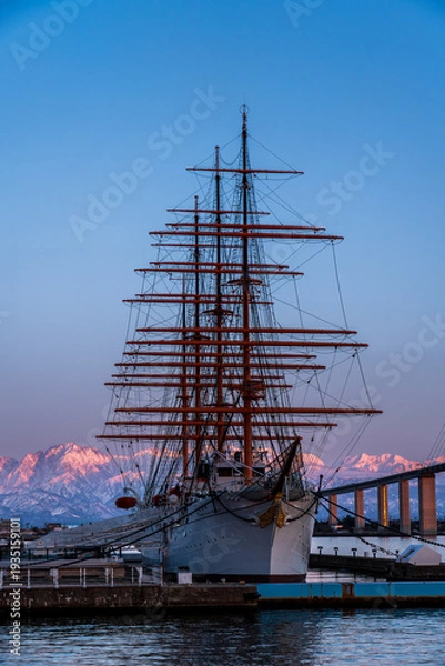 Obraz 夕方の海王丸パークから新湊大橋と海王丸を前景にピンク色染まる立山連峰アーベンロート