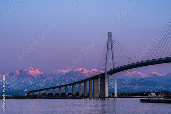 Obraz 夕方の海王丸パークから新湊大橋と海王丸を前景にピンク色染まる立山連峰アーベンロート