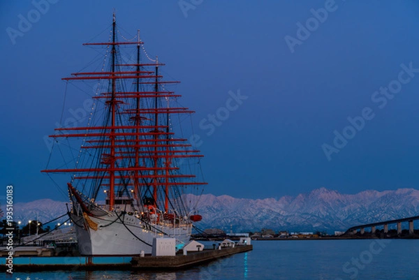 Obraz 夕方の海王丸パークから新湊大橋と海王丸を前景にピンク色染まる立山連峰アーベンロート